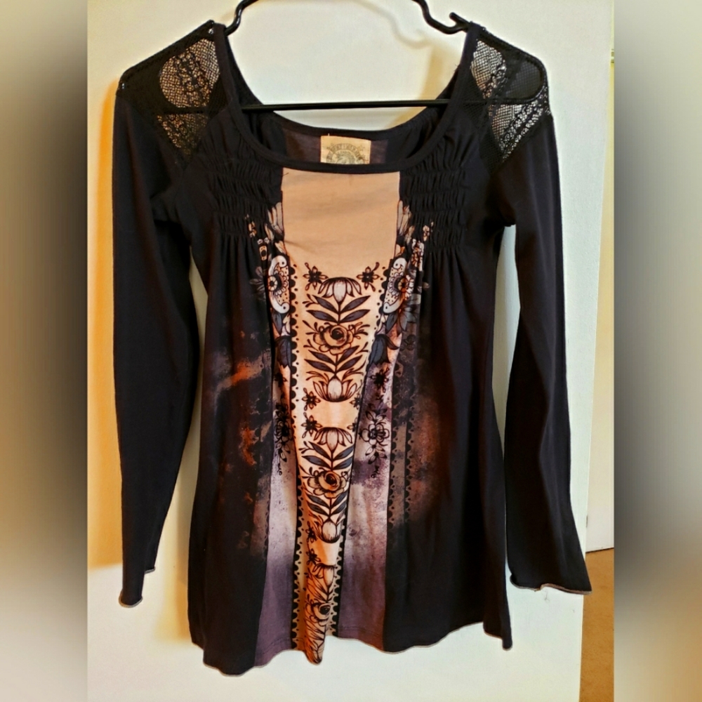 Skinny Minnie top long sleeve, black with gorgeous floral graphic, Size Small